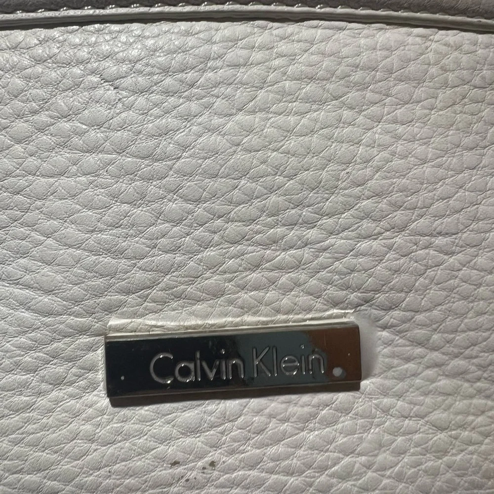 Calvin Klein Cream Shoulder Bag with Elegant Design - Picture 12 of 12